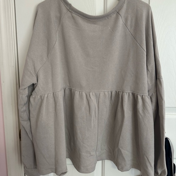 Crewneck super soft. Never worn - Picture 2 of 3